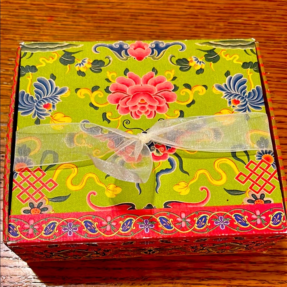 Vintage Soap Box 🌺